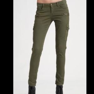 Blank NYC cargo skinny with zippers in army